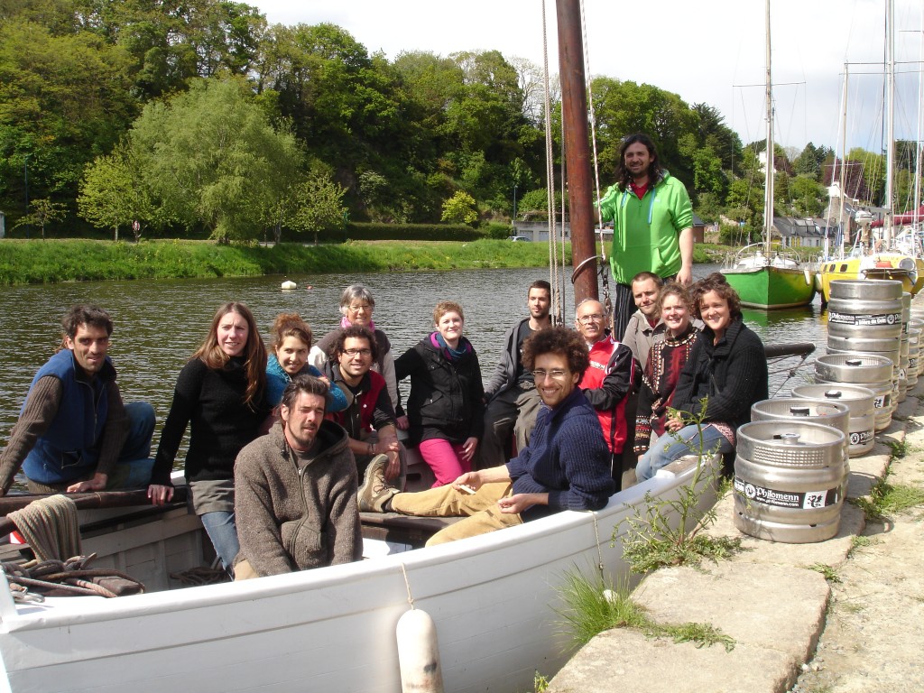 Une partie de l'équipe 2013 lors de l'arrivée de la bière à la voile