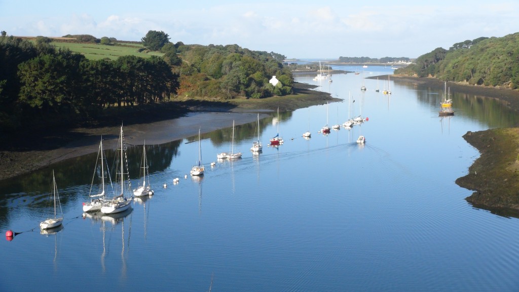 Dominao en jaune à droite au mouillage dans l'estuaire de l'Aber Wrac'h