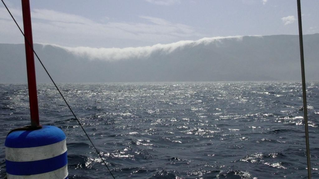 Non ce n'est pas une vague de 150m qui va recouvrir le pont de Dominao mais les nuages qui tombent sur la falaise - A l'entrée de la Ria de Ceidera