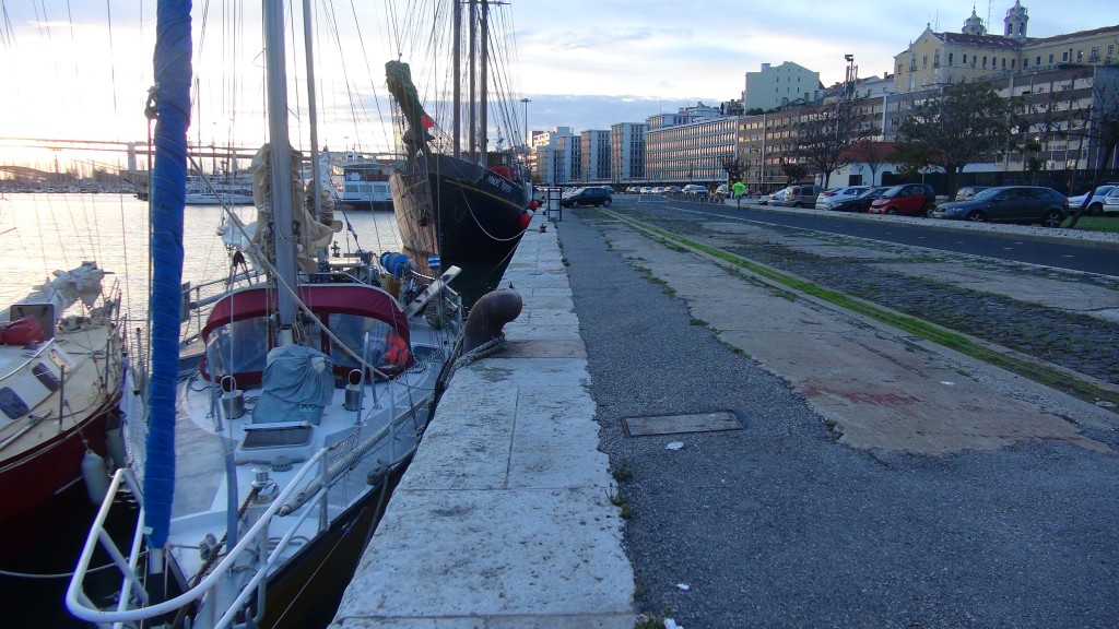 Dominao avec Hobo à couple sur le quai à Alcantara