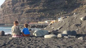 Noanne et Titouan ont monté un petit restaurant avec ce qu'ils ont trouvé sur la plage : galets, bois, pommes de pins...