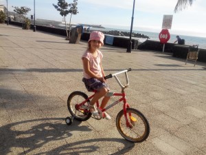 Noanne qui se met au vélo, une famille en voilier lui a donné à Madère !