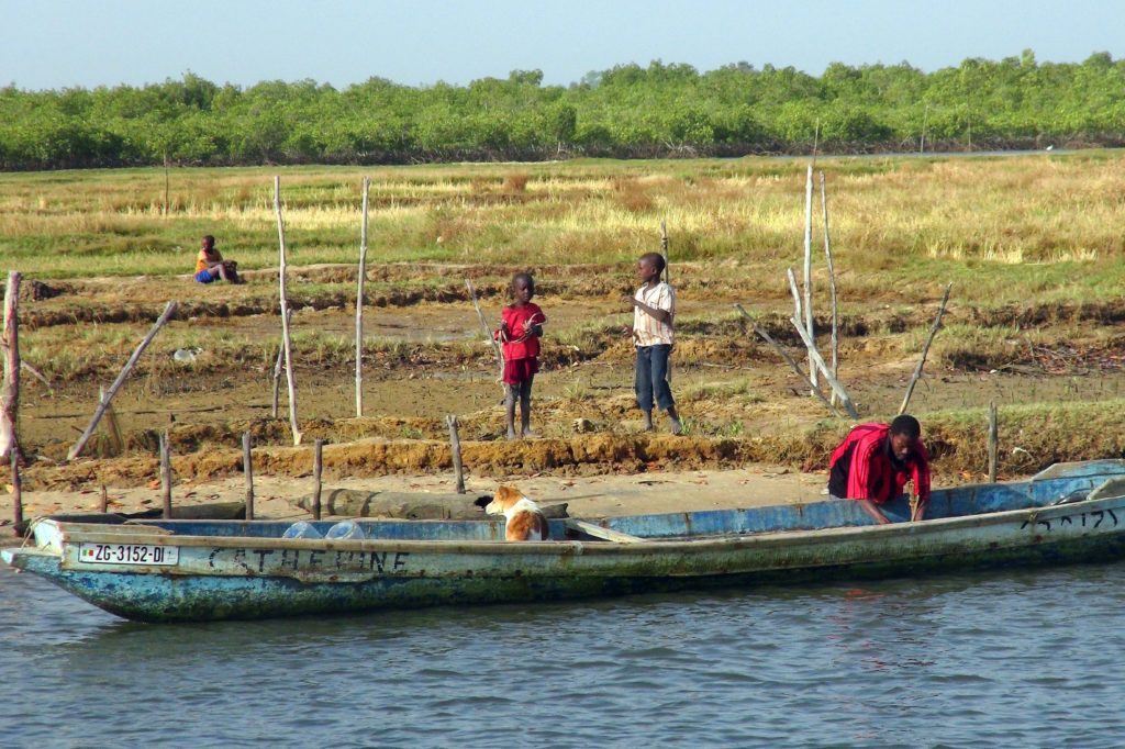 Alfred et sa pirogue devant l'endroit où se trouvait le campement Ebobaye