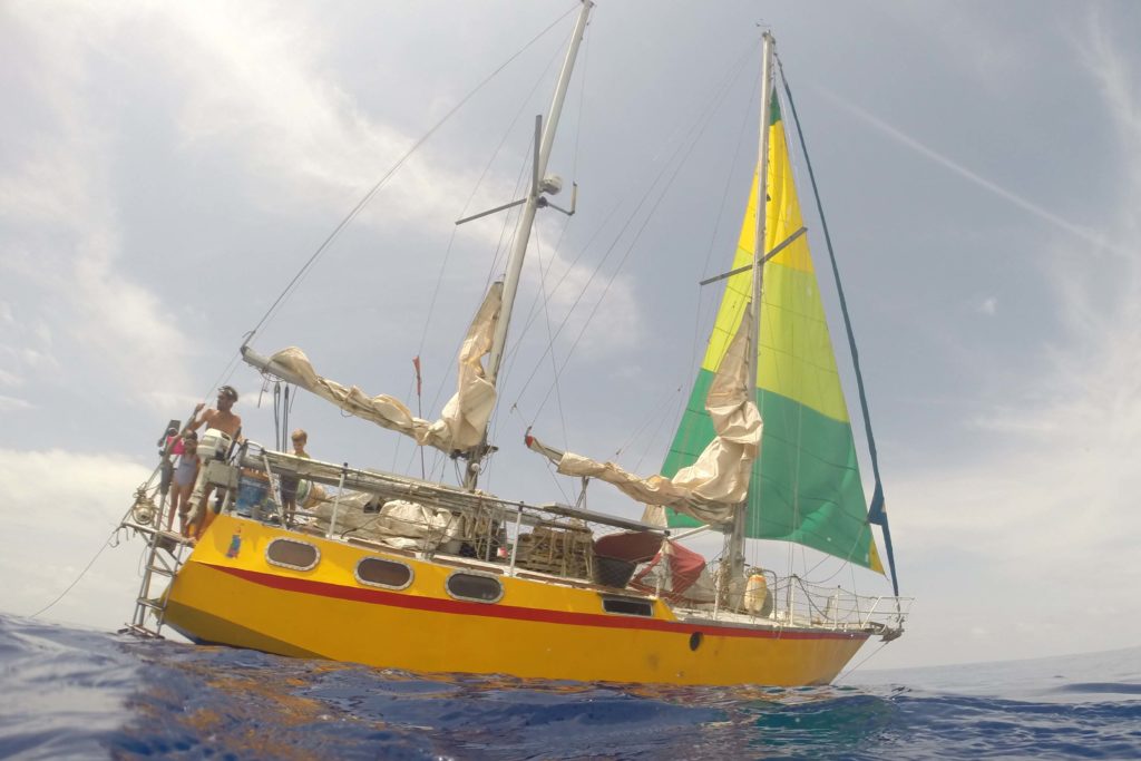 Le bateau sous spi, en plein cagnard, sous pétole !